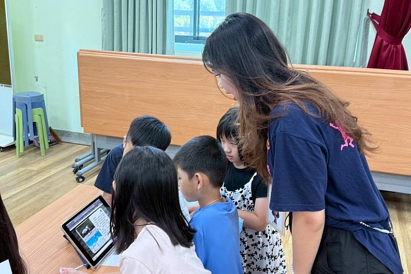 南大師資生讓國小學童透過共同創作過程，不僅提升語文應用能力，也在團隊合作中展現責任感與創意表現。