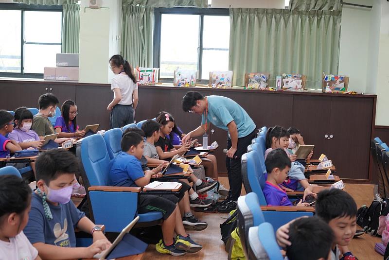 南大教育系師資生引導學生進行電子書內容討論，從在地文化中發想創作主題。