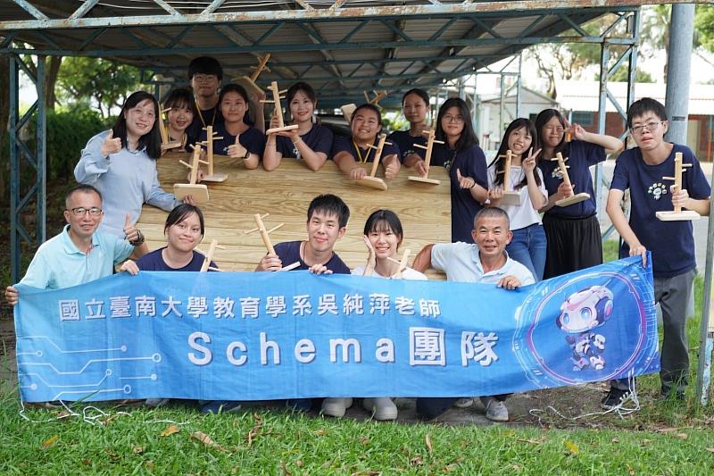陝西國小安排師資生體驗在地文化，由校長親自教導木工與電工技術，協力打造孩子們戶外圖書角所需的桌椅與杯架。