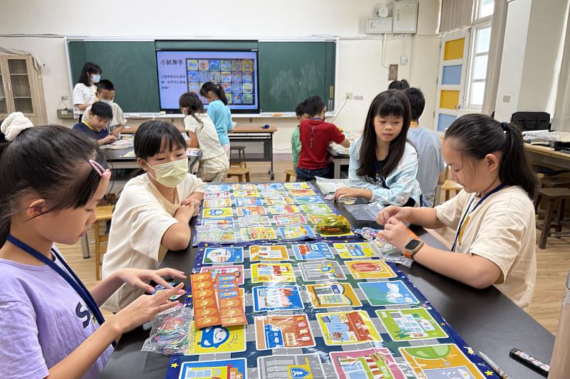 南大師資生透過「日本小車冒險任務」中，讓學童練習任務拆解與邏輯推理