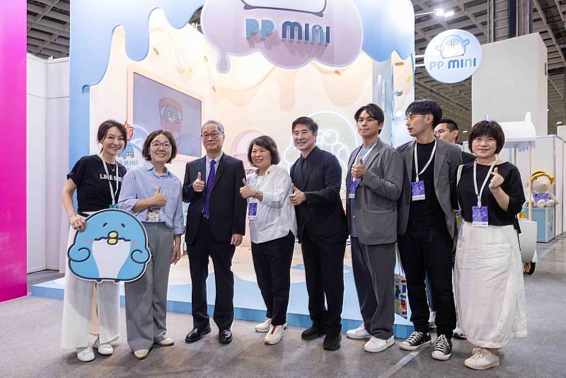 「2025臺灣文博會」品牌商展、黑潮星樂園今（5）日於南港展覽館1館正式登場，文化部長李遠（左3）、嘉義市長黃敏惠（左4）、台灣設計研究院張院長基義（左5）一同揭開序幕。