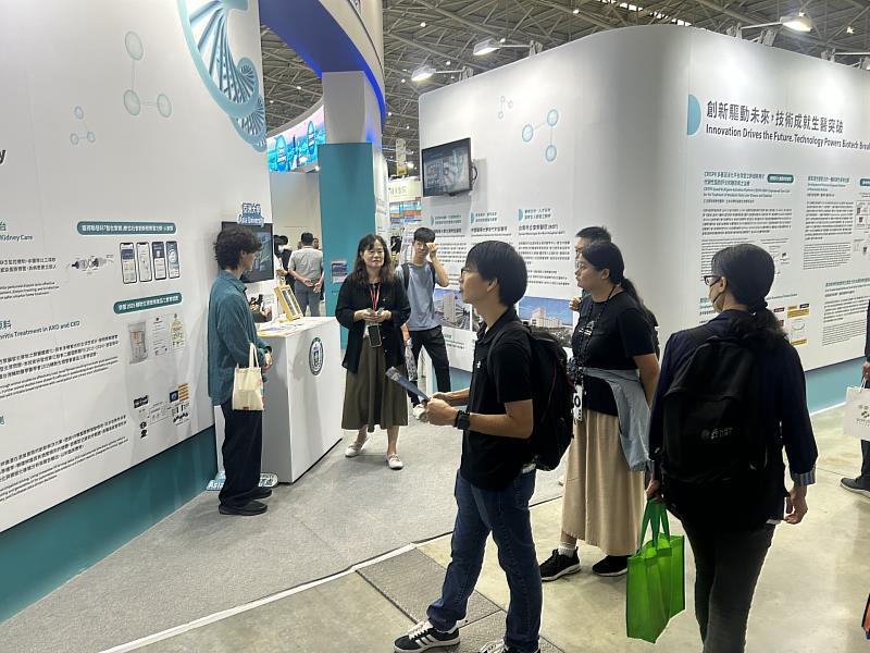 「2025亞洲生技大展」亞大攤位，吸引民眾駐足了解詢問。