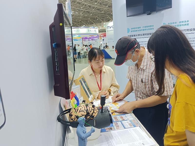 「2025亞洲生技大展」亞大攤位，民眾詢問相關創新技術。