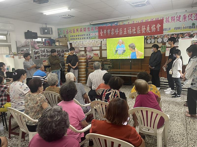 亞大資傳系同學所拍攝影片在社區公播時,吸引大批居民觀看。