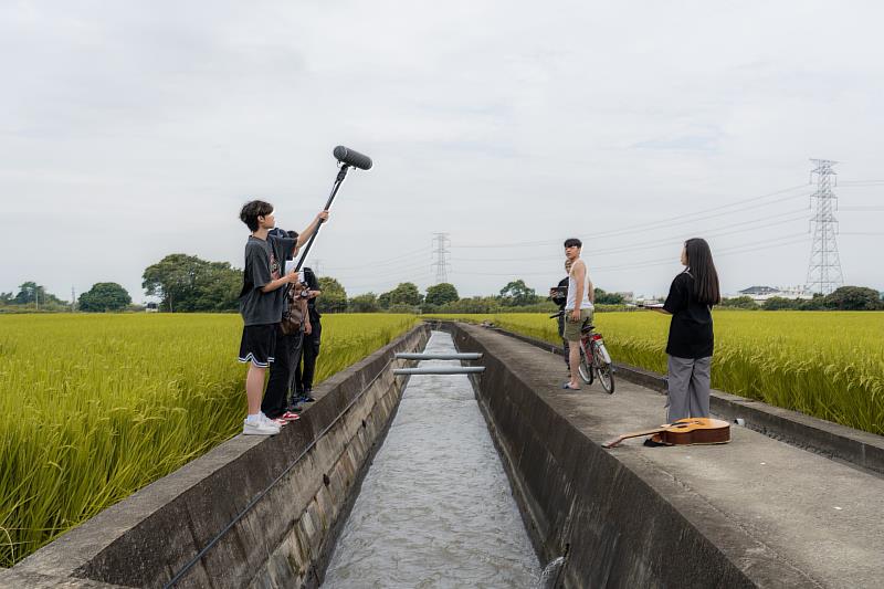 亞大資傳系同學，深入地方拍攝社區故事。