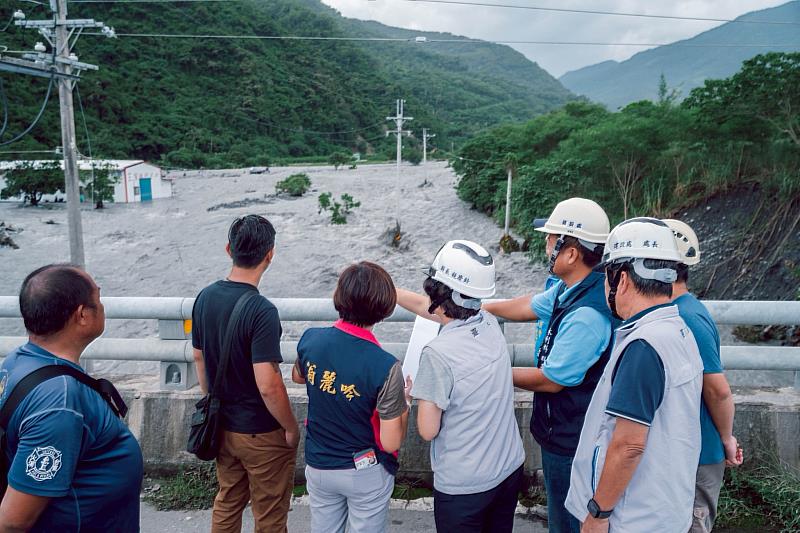 縣府持續關注南迴災情 饒慶鈴勘查道路與堤防受損 指示加速修復進度