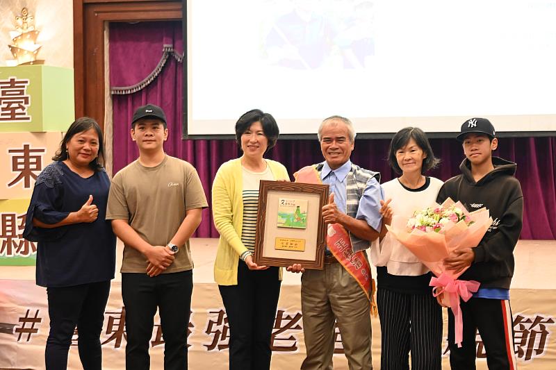 傳遞溫情與敬意 臺東縣府表揚20位模範父親 饒慶鈴頒獎感謝爸爸撐起家的肩膀