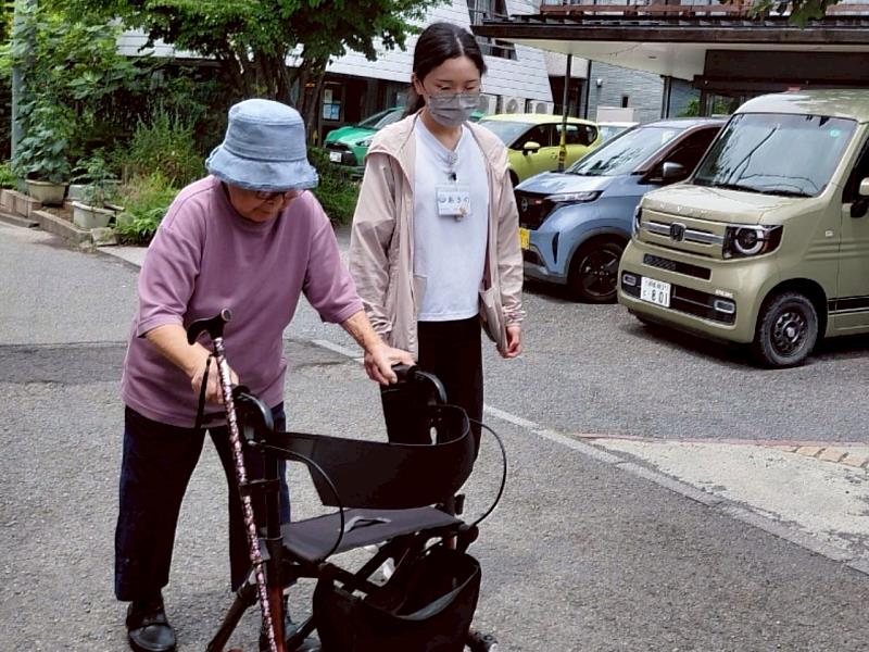 中臺科大劉姵嘉同學陪同葵照護長者散步