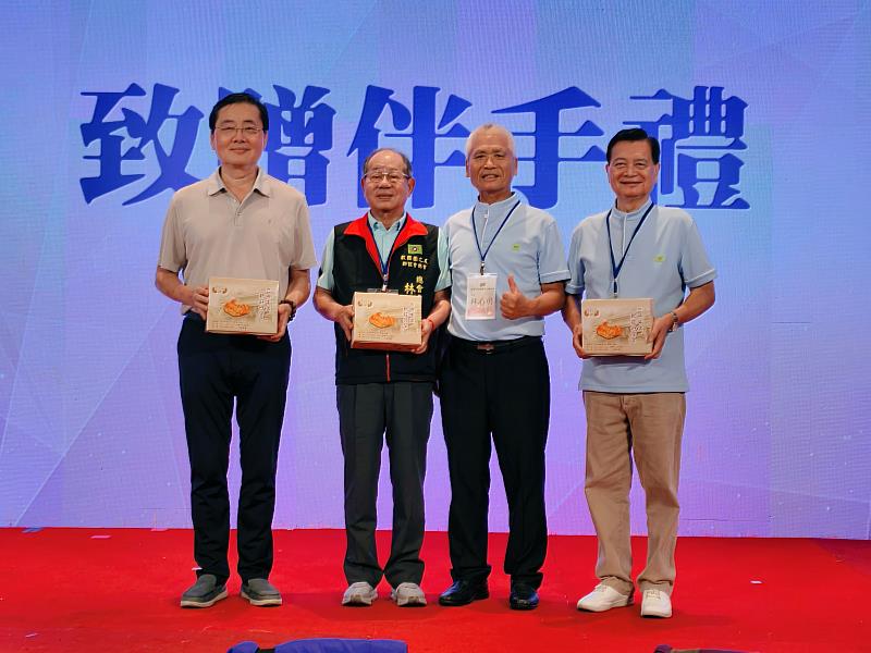 新北市團友會會長林新勇致贈伴手禮