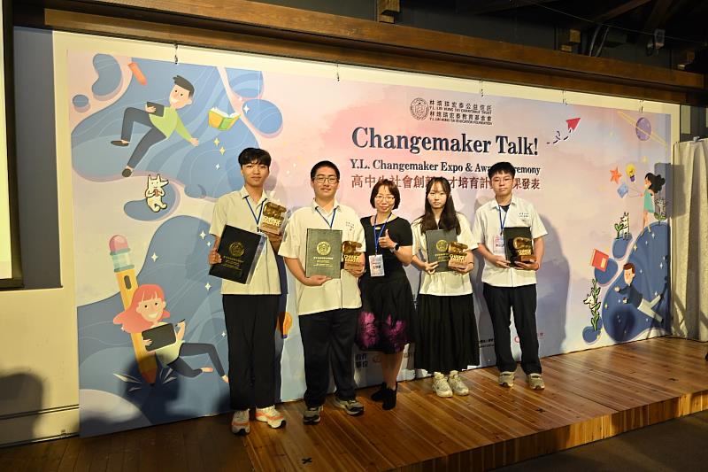 台中二中學生以「病不孤單」為題，從訪談癌友中設計出協助癌友降低初期恐懼與無助感的行動方案