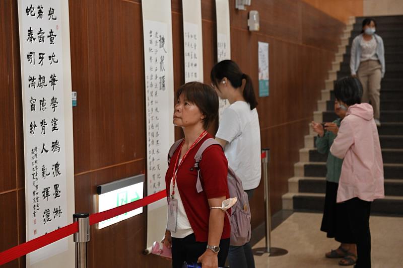 南大「心托毫端─臺灣漢詩微型書法展」吸引許多學員駐足
