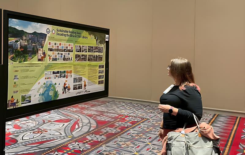 透過主題海報設計,朝陽科大傳達永續發展的核心理念,並將圖書館空間轉化為實踐全球議題的知識場域。
