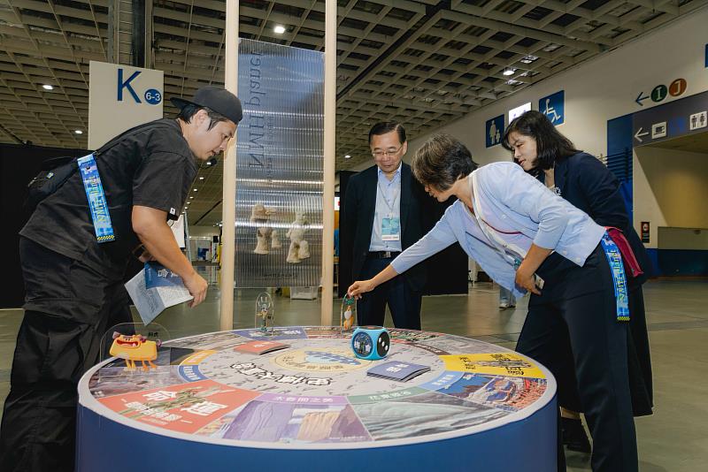 史博館展位規劃好玩的「宇宙交易所X史博大富翁」遊戲,打造一條從文物知識探索到創意轉譯的互動體驗路徑,現場提供多項購物優惠