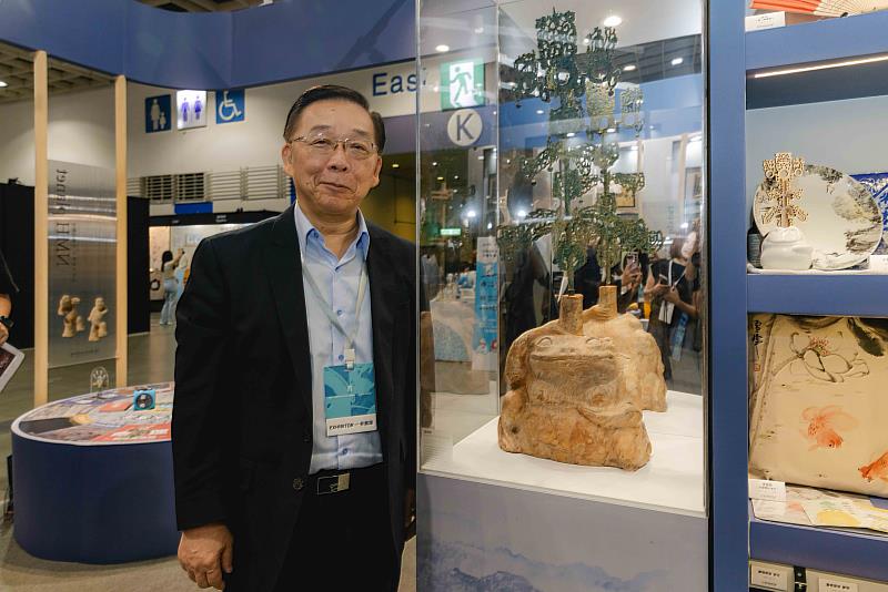 史博館館長洪世佑推薦民眾來台灣文博會史博館展位,其中展示高人氣的「搖錢樹(漢代銅器)」3D列印複製品,可愛的蟾蜍座形象極為吸睛