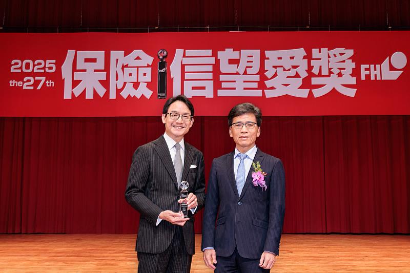 圖說1：凱基人壽獲「2025保險信望愛獎」11項殊榮，由容覺生執行副總（左）代表出席，從金管會主委彭金隆手中接獲獎座。