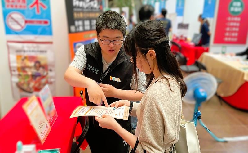北分署就業服務員向青年介紹「初次尋職青年穩定就業計畫」的補助與輔導內容
