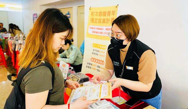 北分署就業服務員向青年說明「初次尋職青年穩定就業計畫」內容