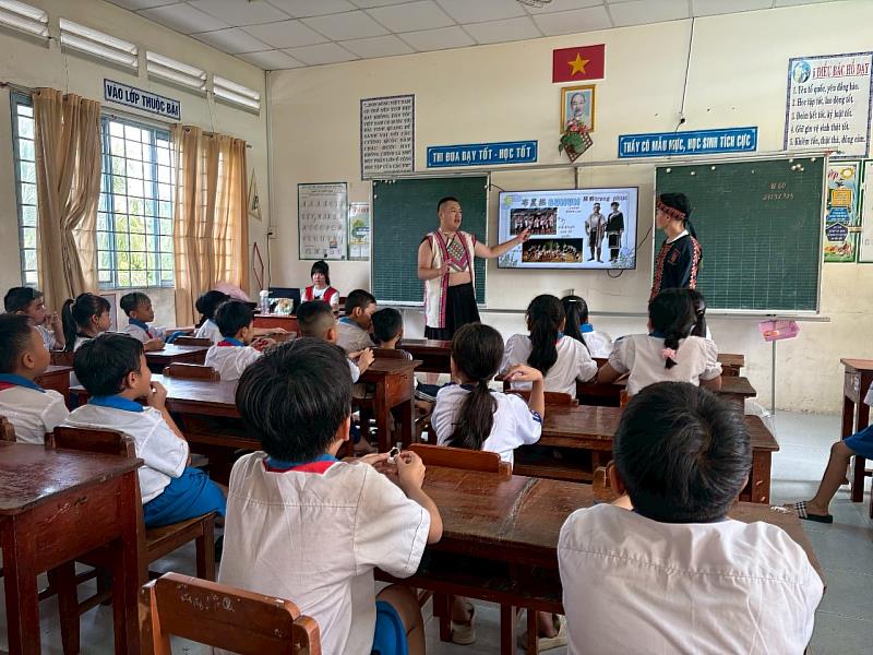 育達科大國際志工同學向越南小朋友進行台灣原住民族介紹