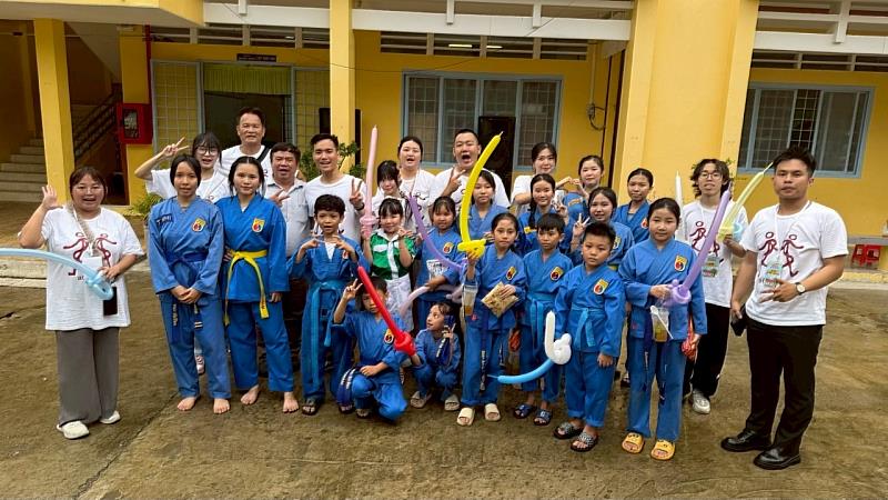 育達科大國際志工隊於Phuoc Hau C 小學與當地學生合影留念
