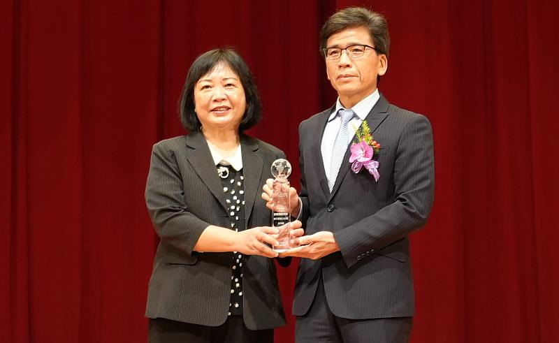 中華郵政獲頒保險信望愛獎-「最佳社會責任獎」殊榮，由本公司簡詠涵協理(左1)代表出席，接受金管會彭金隆主任委員(右1)頒獎。/中華郵政提供