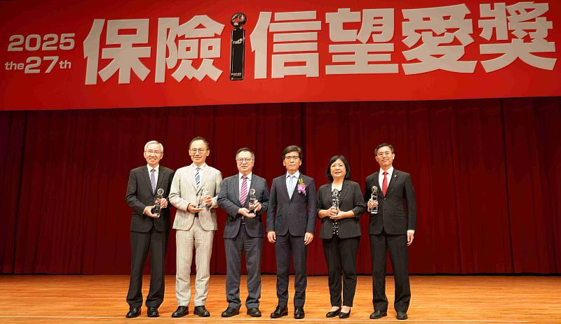 本公司簡詠涵協理(右2)及其他獲獎公司與金管會彭金隆主任委員(右3)一同合影留念。/中華郵政提供