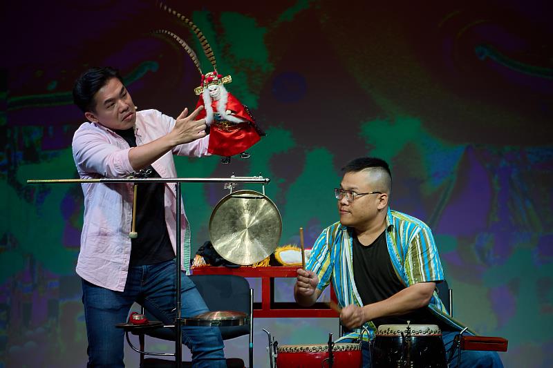臺北木偶劇團《鬧・NOW》呈現布袋戲「雙棚絞」的歷史剪影,「鬧」出一頁當代新篇章