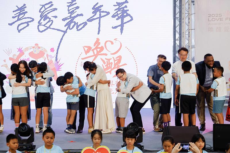 貴賓上台與小朋友擁抱照(右4為貿協董事長黃志芳、右3為副秘書長周秀隆)。(貿協提供)