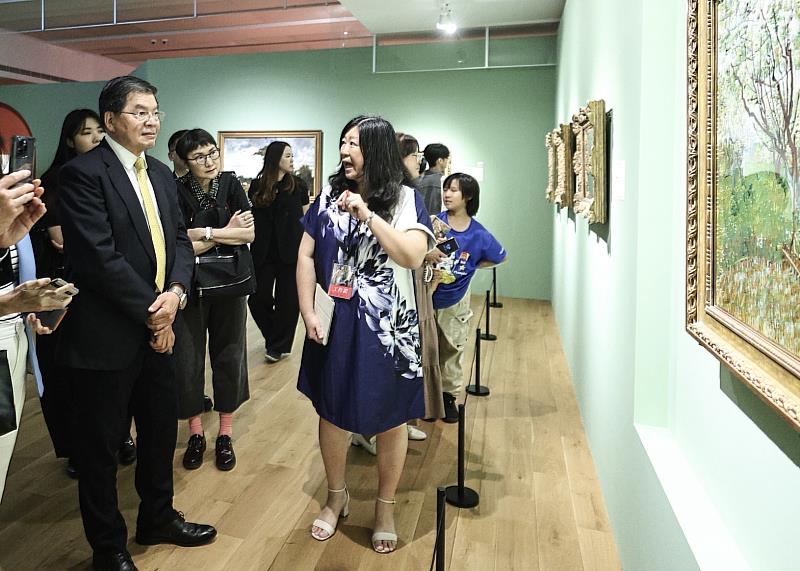 ▲國泰金控主要贊助美國大都會博物館海外巡展首次來台，各界佳評如潮，開展1個月已吸引全台超過10萬人次觀展。國泰金控總經理李長庚（左1）赴故宮欣賞展覽，並鼓勵民眾把握機會欣賞國際級藝術大師真跡名作。（圖／國泰金控提供）