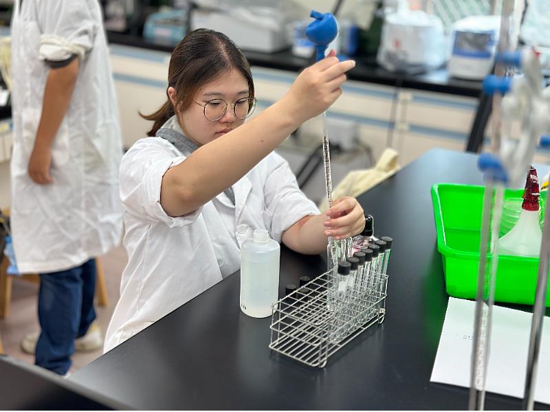 甘瑾媛以《從廢棄蛋殼中分離蛋殼膜及其資源化再利用》研究計畫，獲國科會大專生專題計畫肯定