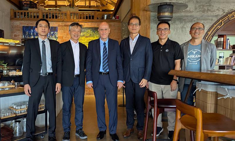 世界和平基金會主席Uwe Morawetz（左3）走訪淡江大學，與學術副校長許輝煌（右3）等人討論演講安排相關事宜。（圖／淡江大學提供）