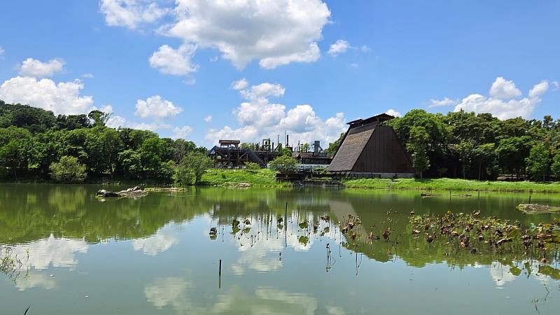 東勢林業文化園區貯木池邊燃料倉倒影