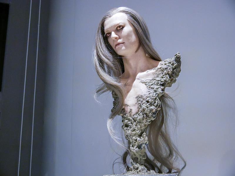 万凛 Marin作品〈妖狐〉展現出人形與異界交織的曖昧瞬間。長髮如絲、肌膚如瓷,卻從胸膛破裂處流露出不屬於人類的質地,如同化形未竟的存在,在凝視與沉默中召喚觀者靠近。想親眼目睹更多美與怪的交界,誠摯邀請您親臨《夢與軀殼:在美與怪之間》展場。