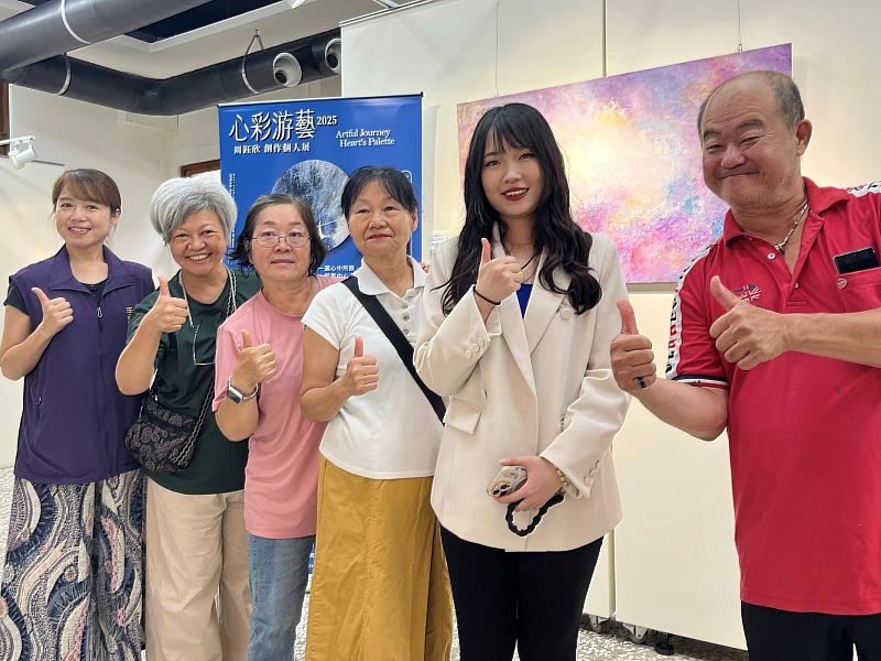 創作者周鈺欣(右2)與聽障朋友及手語翻譯老師共享美好的藝文饗宴