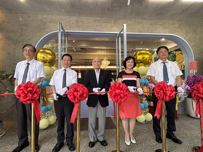 台灣文具領導品牌「利百代國際實業」為了展現企業社會責任，將資源投注於教育發展，今（6）日與東海大學攜手合作的「利百代親子形象館」正式啟用。