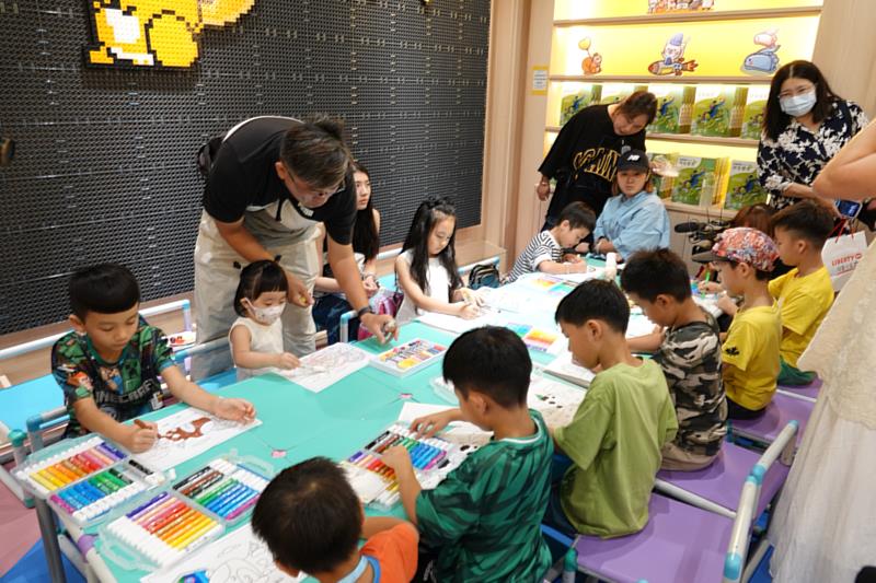 開幕現場舉辦「童遊會」活動,邀請家庭參加「彩繪小牛的日常」繪畫課程,結合乳牛主視覺與創作引導,讓孩子在自由塗鴉中探索自我表達。