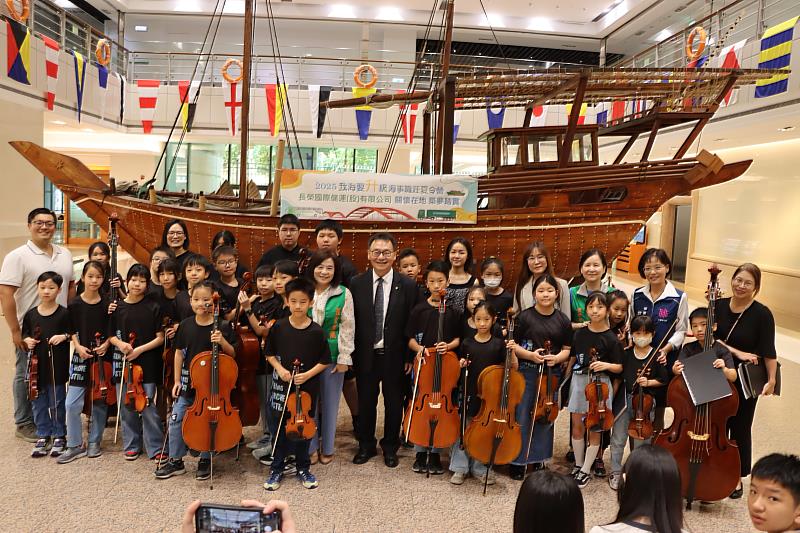 公益夏令營與會貴賓與觀禮嘉賓─東門國小弦樂團一同合影