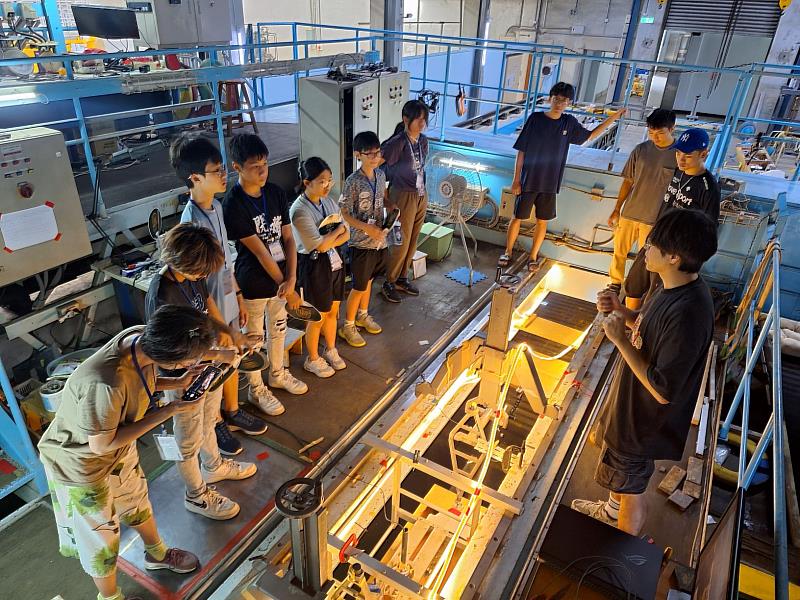 受長榮國際儲運贊助的大園地區學生，參訪台大工程科學及海洋工程學系的船模實驗室