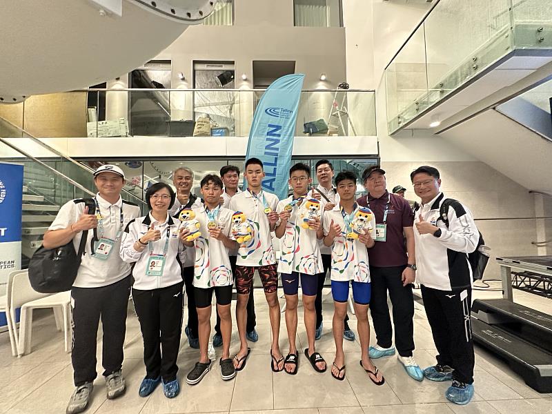 國風國中4位泳將蔡宜綸、韓奕焌、謝侑辰及潘彥騰攜手在4x100公尺自由式接力表現出色，為花蓮隊贏得開賽首金。