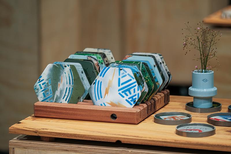 「台電變電箱隔熱墊」近日在Threads上爆紅，因兼具隔熱功能並繪有獨一無二的「身世風景」，舊物新生之美引起網友熱烈迴響。