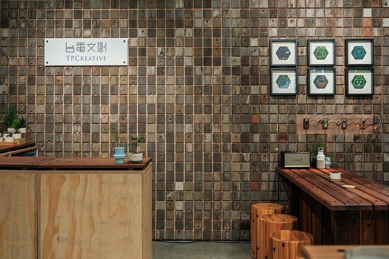 台電文創參與2025文博會，一口氣展出歷年來4大經典作品，並用回收木橫擔打造超吸睛馬賽克展示牆。