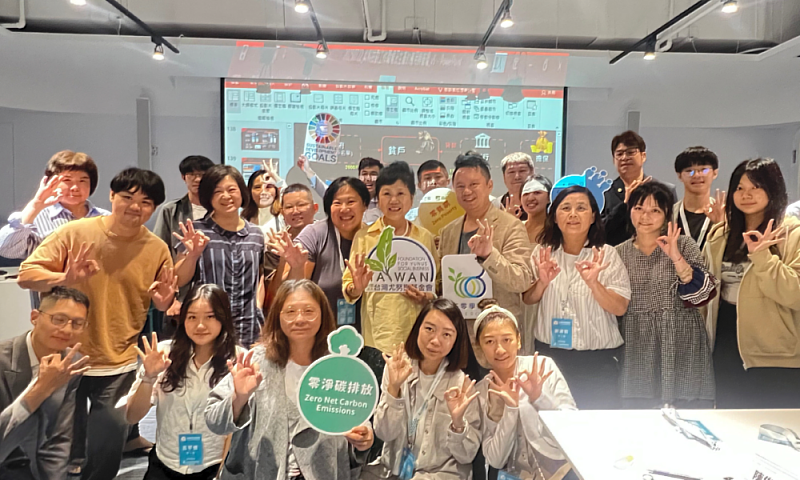 台灣尤努斯基金會辦理「三零學院—永續共融通識課」，執行長王絹閔與第3期學員合影，共同比出三零手勢。