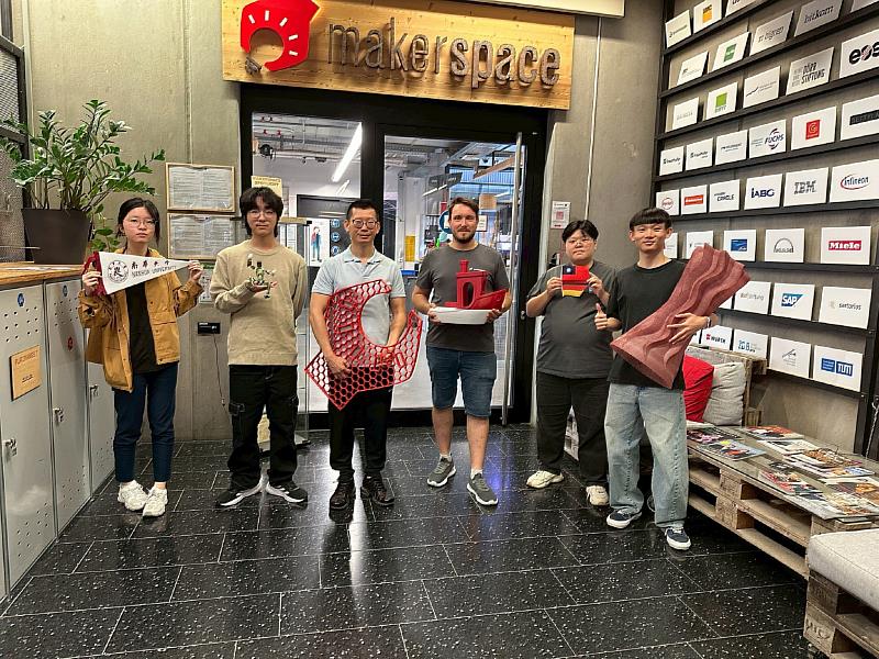 南華大學產設系李弘偉老師(左3)率學生至德國進行海外實習，與實習指導員Daniel Czech (右3)合影
