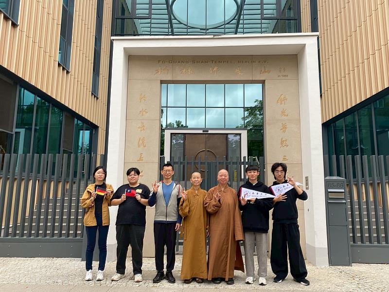 南華大學產設系李弘偉老師(左3)率學生至德國進行海外實習，並特別拜訪柏林佛光山道場。