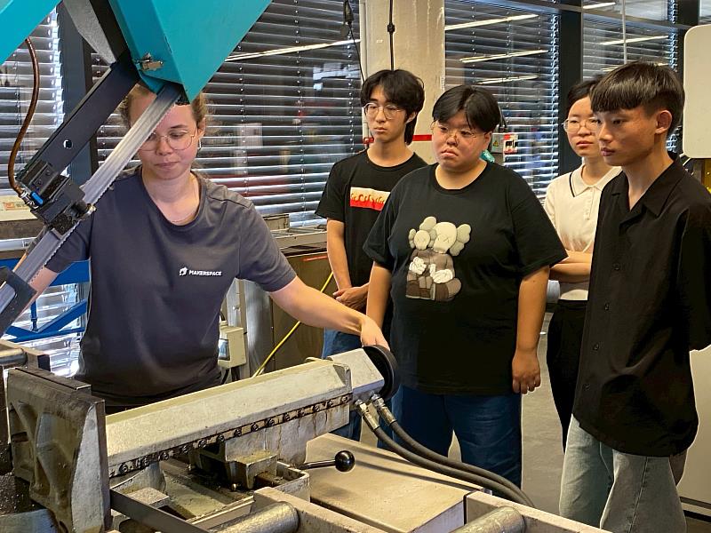 南華大學產設系學生至德國進行海外實習， 學習專業設備的操作。