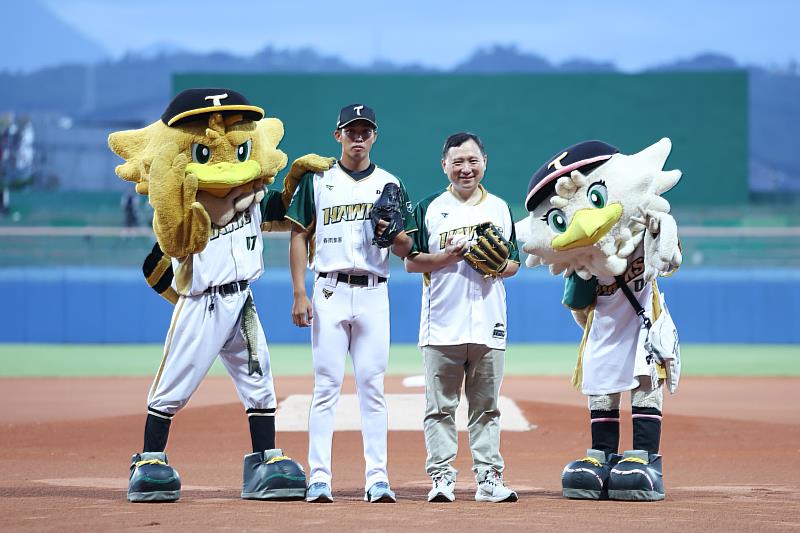 中職台東開打 副縣長王志輝開球揭序幕 感謝台鋼雄鷹回饋縣民 終場4:3台鋼首戰告捷
