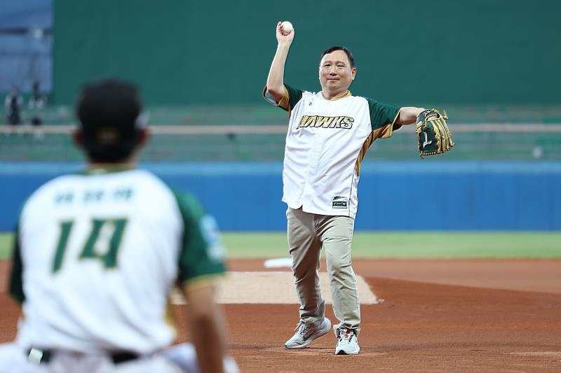 中職台東開打 副縣長王志輝開球揭序幕 感謝台鋼雄鷹回饋縣民 終場4:3台鋼首戰告捷