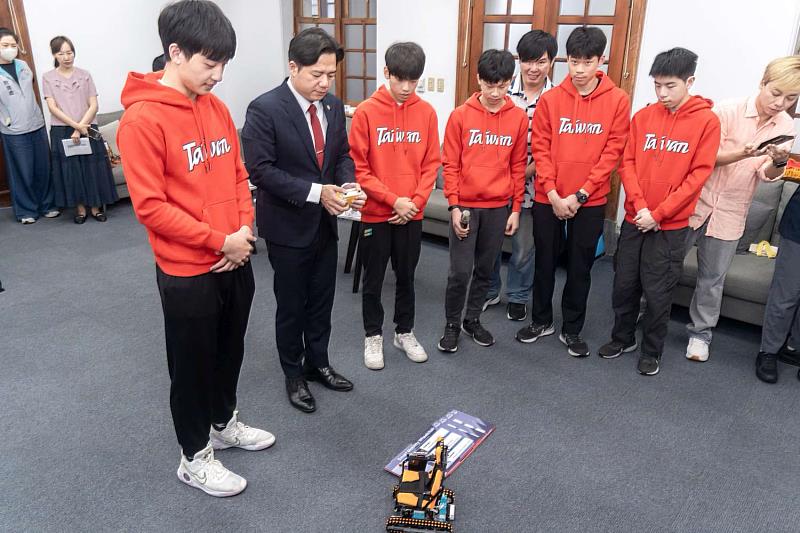 邱臣遠代理市長體驗智慧行動輪椅操作。