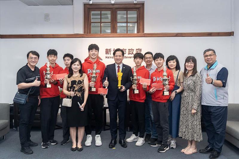 新竹學子組隊勇奪Robofest世界賽冠軍，邱臣遠代理市長與學生們合影。