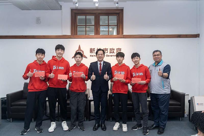 新竹學子組隊勇奪Robofest世界賽冠軍，邱臣遠代理市長與學生們合影。