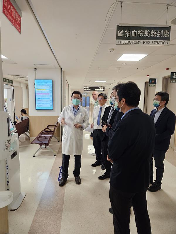 土城醫院檢驗醫學科主任林啟瑞(左)帶領元培師長參觀醫院設備環境